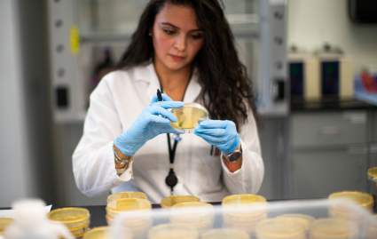 ¿Qué dicen los CDC sobre la transmisión del coronavirus a través del aire?