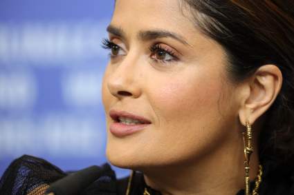 [VIDEO] Intacta y radiante: así luce Salma Hayek en bikini a los 54 años