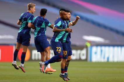 La emotiva despedida de los jugadores del Barcelona a Arturo Vidal