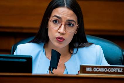 Alexandria Ocasio: El debate demostró que “Trump es un supremacista blanco”