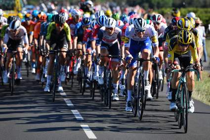 Arrestan a fanática que causó accidente en Tour de Francia: ¿Irá a la cárcel?