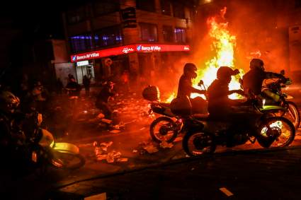¡Colombia arde en llamas! ¿Qué provocó que manifestantes se lanzaran a las calles?