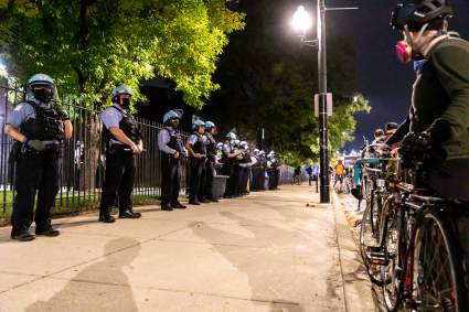 [VIDEO] Balean a dos policías durante una protesta por Breonna Taylor en Louisville: ¿corren peligro de vida?