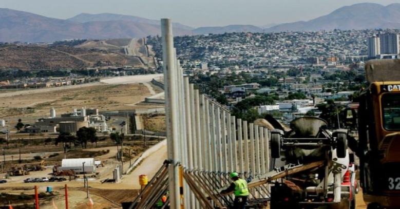 Instalación de una valla secundaria de postes verticales en California.