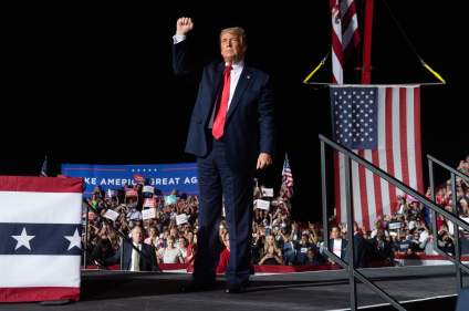 Trump dice que es “inmune” al COVID-19: asegura que podría besar a todos  sin riesgo