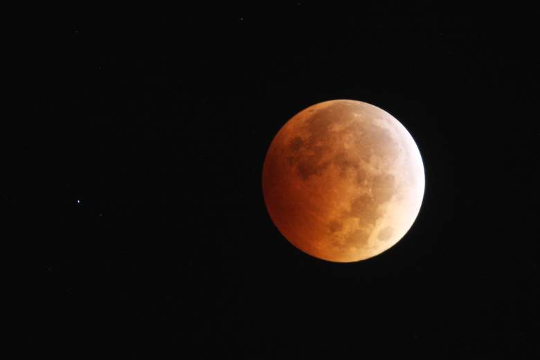 La luna es iluminada por la luz solar reflejada en la Tierra durante un eclipse lunar total, una de las cuatro llamadas "lunas de sangre", el 8 de octubre de 2014 en Los Ángeles, California.