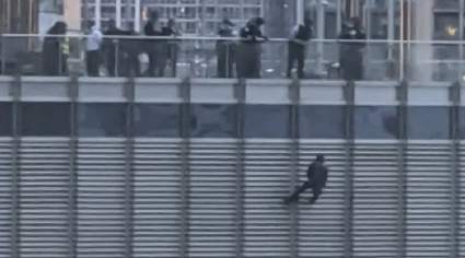 [FOTOS] Hombre colgando de una cuerda amenaza con suicidarse en Trump Tower Chicago