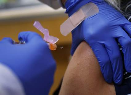 Johnson & Johnson frena los ensayos de la vacuna contra el coronavirus: ¿por qué motivo?
