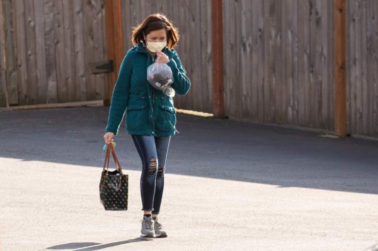 Una mujer abandona Life Care Center of Kirkland el 29 de febrero de 2020 en Kirkland, Washington.