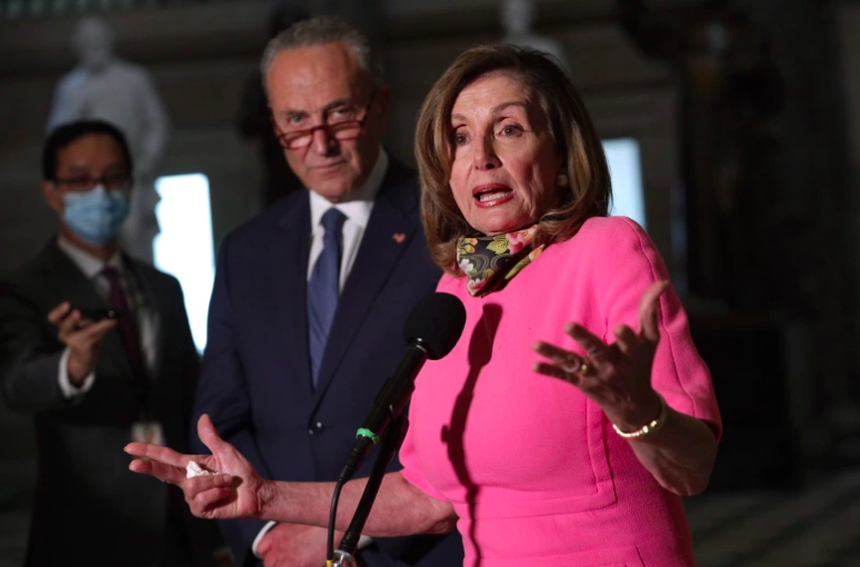 La presidenta de la Cámara de Representantes de los Estados Unidos, Nancy Pelosi, y el líder de la minoría del Senado, Chuck Schumer.