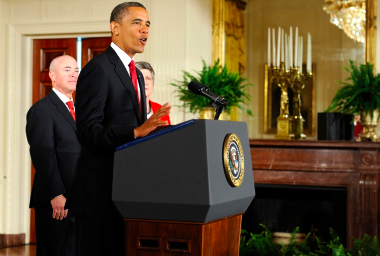 El ex presidente de Estados Unidos, Barack Obama, habla como director de Servicios de Ciudadanía e Inmigración de los Estados Unidos, Alejandro Mayorkas, y la secretaria de Seguridad Nacional, Janet Napolitano, durante una ceremonia de naturalización para los miembros del servicio activo en el East Room de la Casa Blanca el 4 de julio de 2012 en Washington, DC.