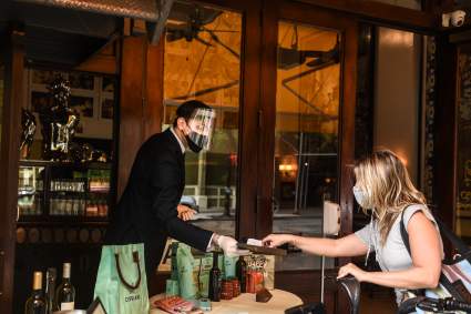 Anuncian cierre de restaurantes en NY en diciembre por aumento de casos de COVID