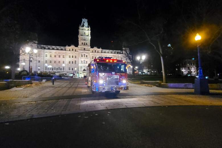 Un camión de bomberos estacionado frente a la Asamblea Nacional de Quebec, en la ciudad de Quebec, el 1 de noviembre de 2020.