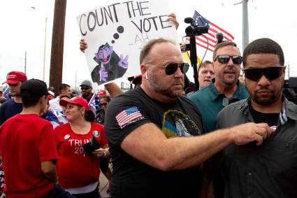 Reúnen 2.5 millones de firmas en Arizona para pedir reconteo de votos