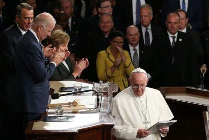 Joe Biden habló con el Papa por teléfono ¿de qué hablaron?