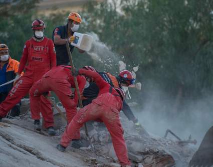 [VIDEO] Niña de 3 años es rescatada en Turquía tras 65 horas bajo los escombros