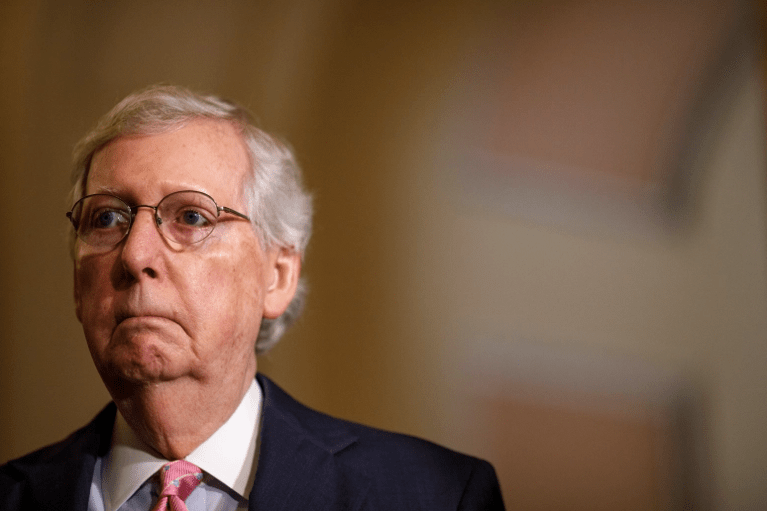 El l&iacute;der de la mayor&iacute;a del Senado, Mitch McConnell.