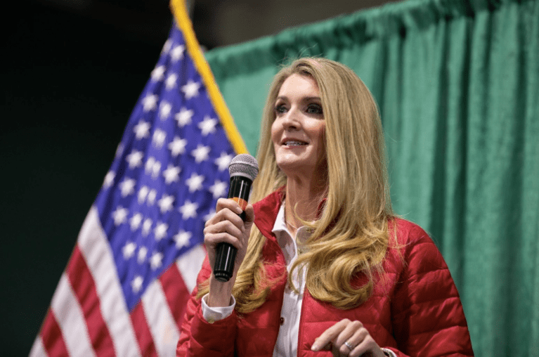 La senadora estadounidense Kelly Loeffler  habla a la multitud de simpatizantes durante un mitin "Defender a la mayoría" en el Centro de Agricultura y Feria Nacional de Georgia el 19 de noviembre de 2020 en Perry, Georgia.