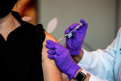 Florida confirma vacunas COVID-19 de Moderna: ¿En cuántos hospitales serán aplicadas?