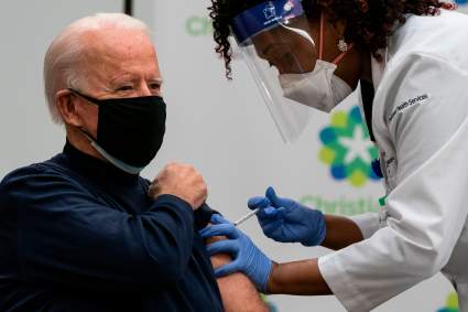 [VIDEO] Joe Biden recibe primera dosis de la vacuna contra el COVID-19: su mensaje a la población