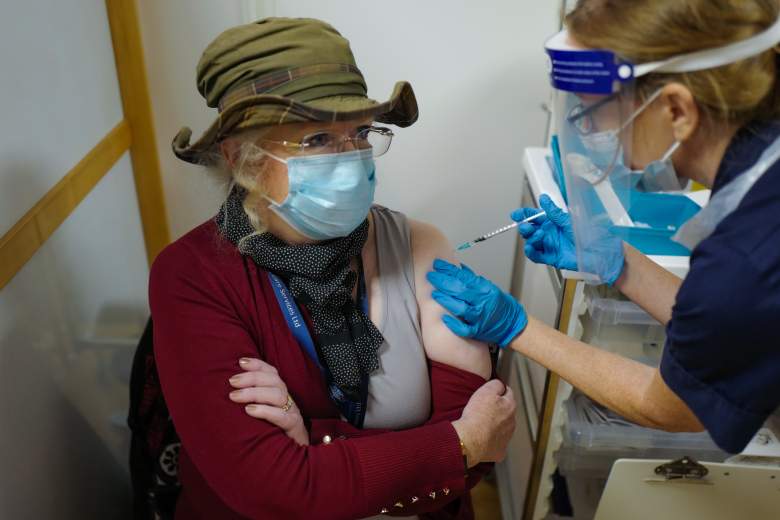 Inglaterra, diciembre 9:  Suministrando la vacuna contra el Covid-19. 