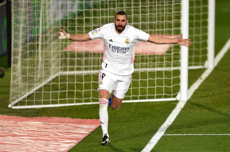 Karim Benzema festejando un gol con la camiseta del Real Madrid