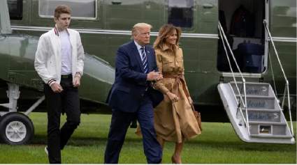 Melania Trump visita escuela en Florida para su hijo Barron que requiere declaraciones de impuestos