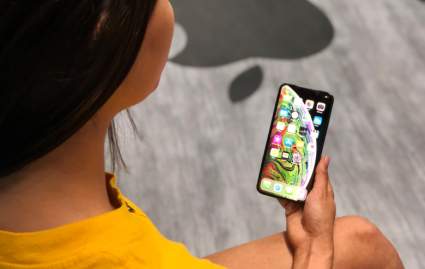 Mujer de 24 años muere electrocutada al caer su iPhone en la bañera mientras lo cargaba