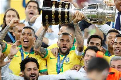 VIDEO: Dani Alves y su divertido video en la ida a Tokio: ¿Qué hizo?