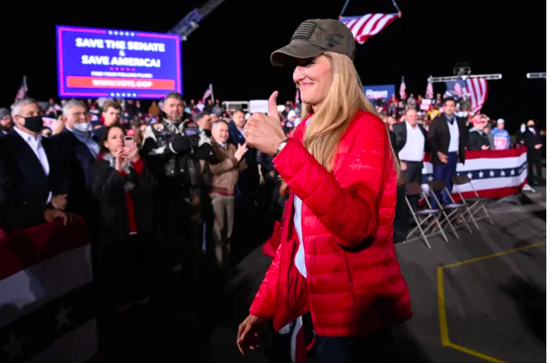 La senadora republicana Kelly Loeffler levanta el pulgar.