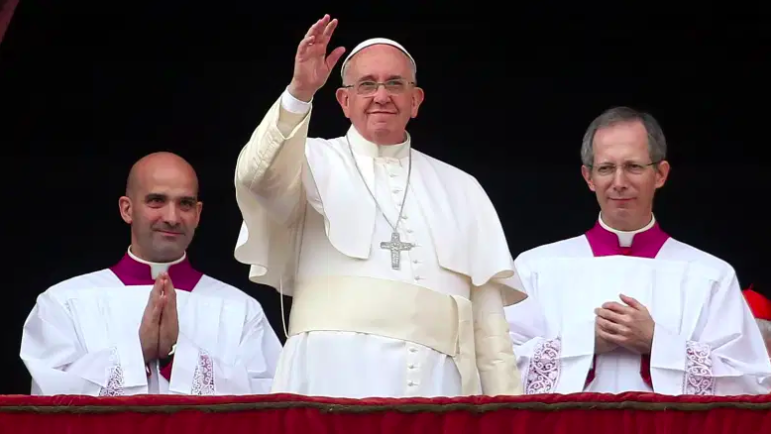 El Papa Francisco entrega su mensaje del d&iacute;a de Navidad desde el balc&oacute;n central de la Bas&iacute;lica de San Pedro