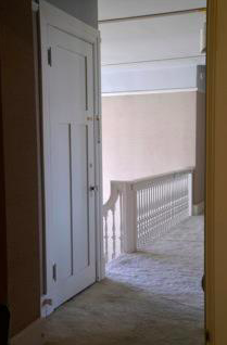 El pasillo en la parte superior de las escaleras donde probablemente Max se cay&oacute;.