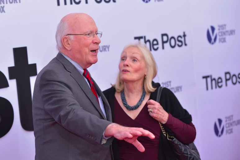 El senador Patrick Leahy y su esposa Marcelle Pomerleau llegan para el estreno de "The Post" el 14 de diciembre de 2017.