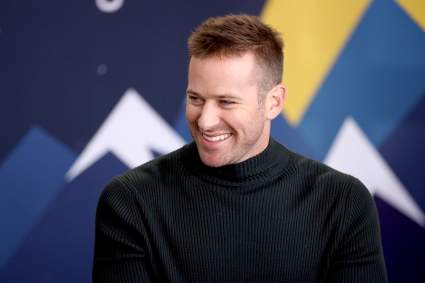 [VIDEO] Escandalosas imágenes de Armie Hammer consumiendo droga de la mano de un amigo