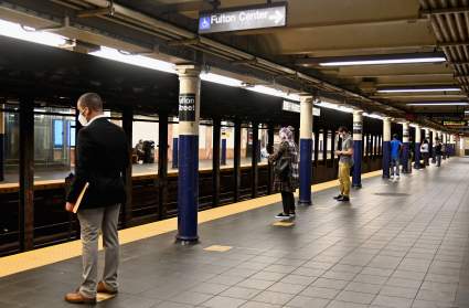 Hombre desnudo muere electrocutado en rieles del metro de Nueva York tras arrojar a otro