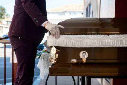 Funerarias de California colapsan y rechazan a muertos por COVID-19