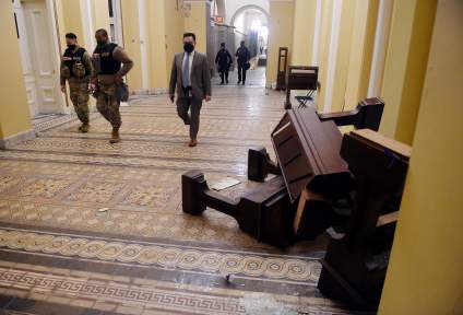 [VIDEO] El momento en que un policía disparó a Ashli Babbit en el Capitolio