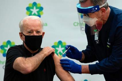 [VIDEO] Joe Biden recibe segunda dosis de la vacuna contra el COVID-19