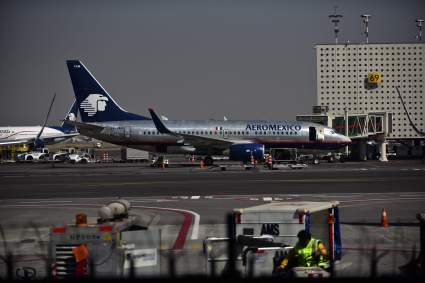 [VIDEO] Avión de Aeroméxico sufre incendio en una turbina