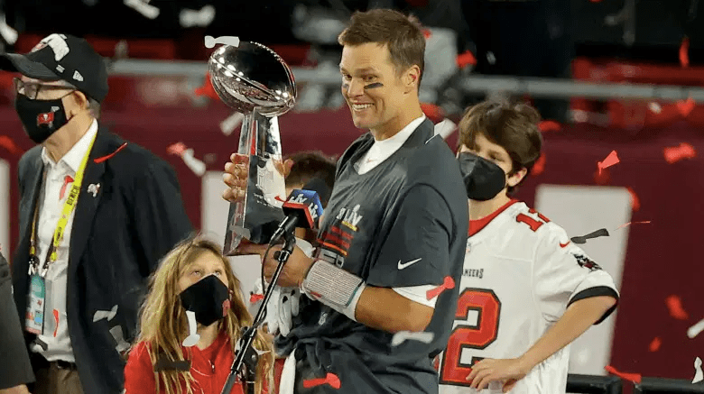 Tom Brady gana su séptimo Trofeo Lombardi.