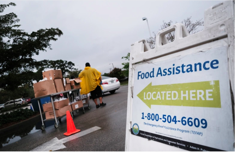 Los alimentos se distribuyen durante una despensa móvil de alimentos en la comunidad agrícola de Immokalee el 16 de febrero de 2021 en Immokalee, Florida.