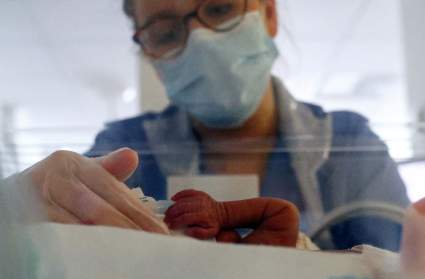 Un bebé tiene COVID-19 con una carga viral 51.418 veces más alta
