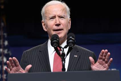 Biden promete vacunar a 300 millones de estadounidenses para julio