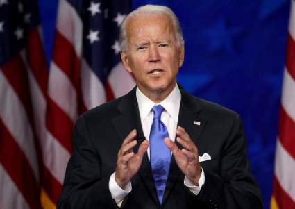 Joe Biden dice que Estados Unidos volverá a la normalidad en Navidad