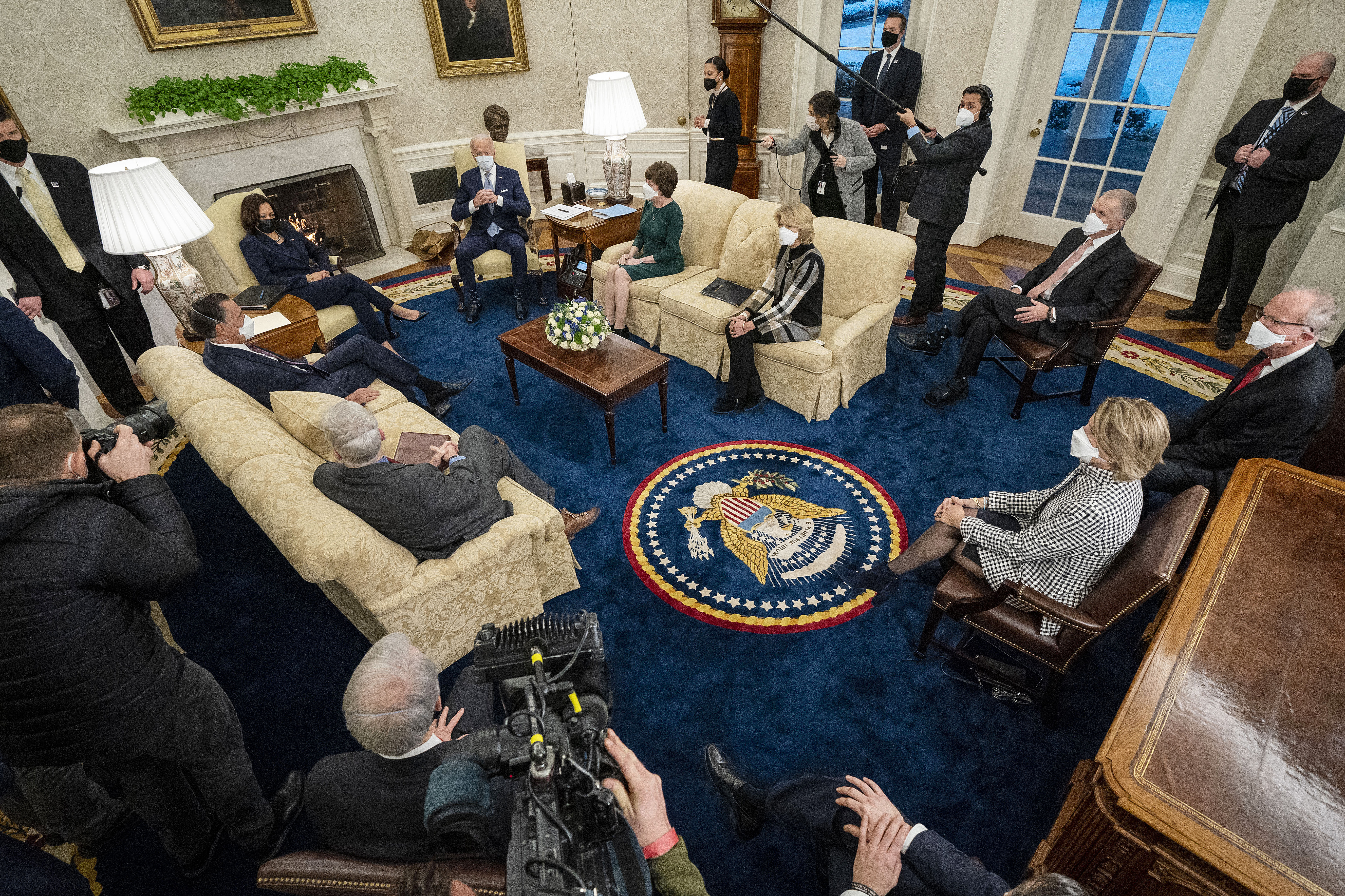 El presidente estadounidense Joe Biden (centro R) y la vicepresidenta Kamala Harris (centro L) se reúnen con 10 senadores republicanos, entre ellos Mitt Romney (R-UT), Bill Cassidy (R-LA), Susan Collins ( R-ME), Lisa Murkowski (R-AK), Thom Tillis (R-NC), Jerry Moran (R-KS), Shelley Moore Capito (R-WV) y otros, en la Oficina Oval de la Casa Blanca el 1 de febrero , 2021 en Washington, DC.