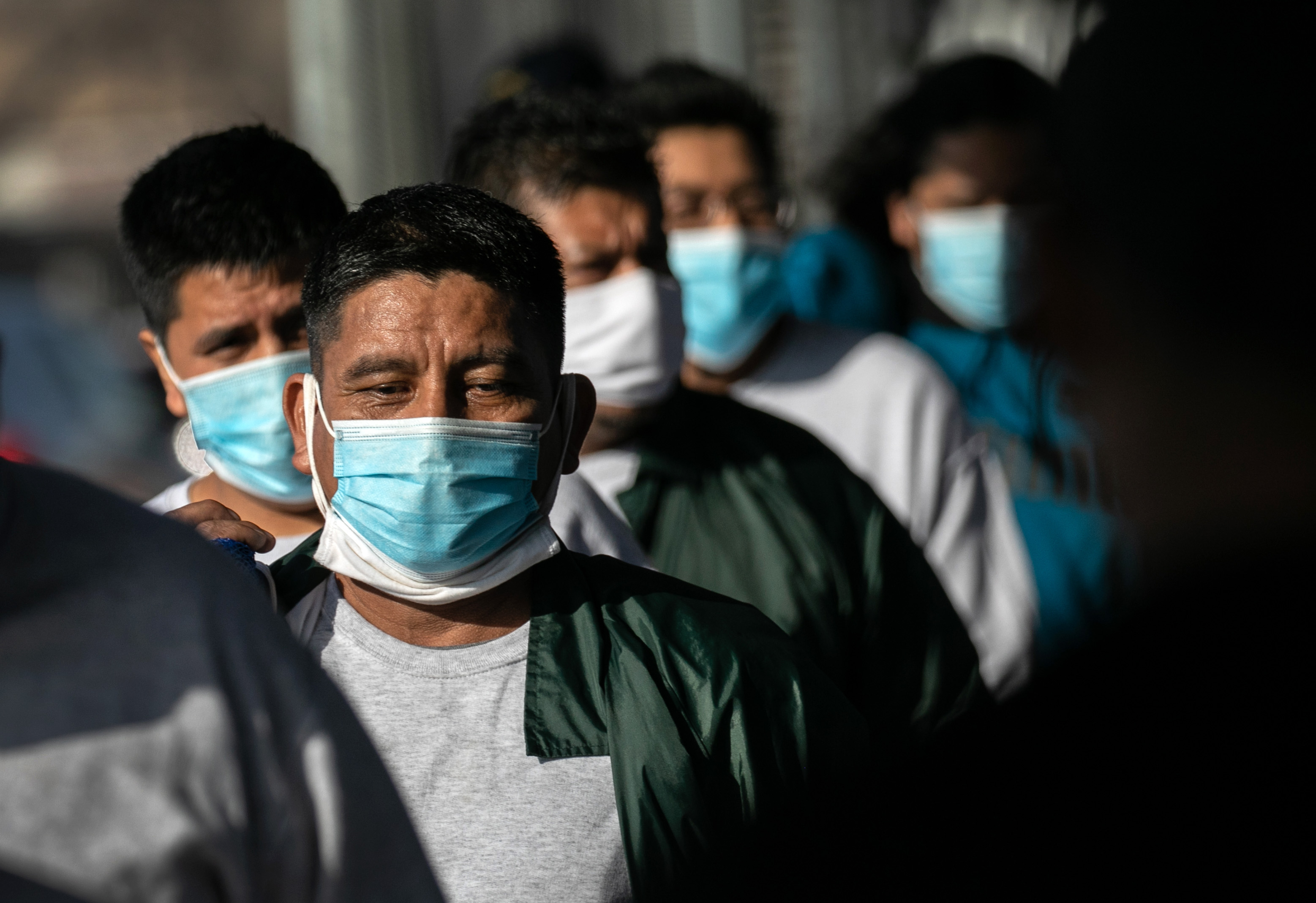 Los deportados mexicanos cruzan el Puente Internacional Gateway hacia México después de ser deportados por las autoridades de inmigración de Estados Unidos el 24 de febrero de 2021 en Matamoros, México.