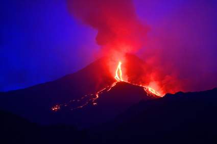 Erupción del volcán Etna paraliza a Italia – Fotos y videos