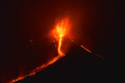 Nueva erupción del volcán Etna en Italia: lava, humo y lluvia de cenizas – Fotos y Videos