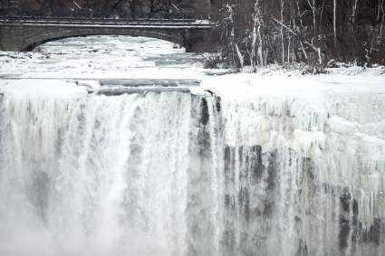 Tormenta de nieve congeló las cataratas del Niágara – Fotos