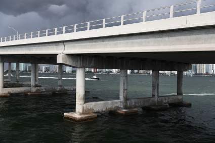 Policía héroe de Florida evita suicidio desde un puente y es viral – Video